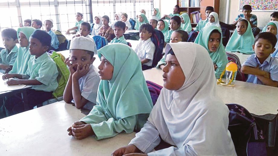 ANAK-ANAK Rohingya khusyuk mengikuti sesi pembelajaran di REC.