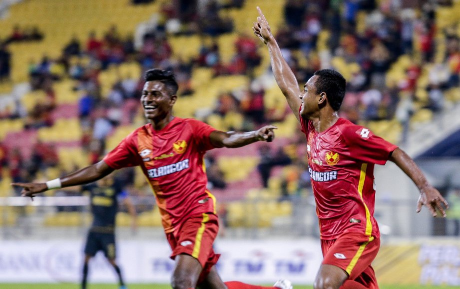 BADRUL (kanan) meraikan jaringan pertama Selangor ketika aksi perlawanan akhir pusingan pertama Piala Presiden 2017 menentang Terengganu di Stadium Majlis Perbandaran Selayang (MPS). FOTO/ASYRAF HAMZAH 
