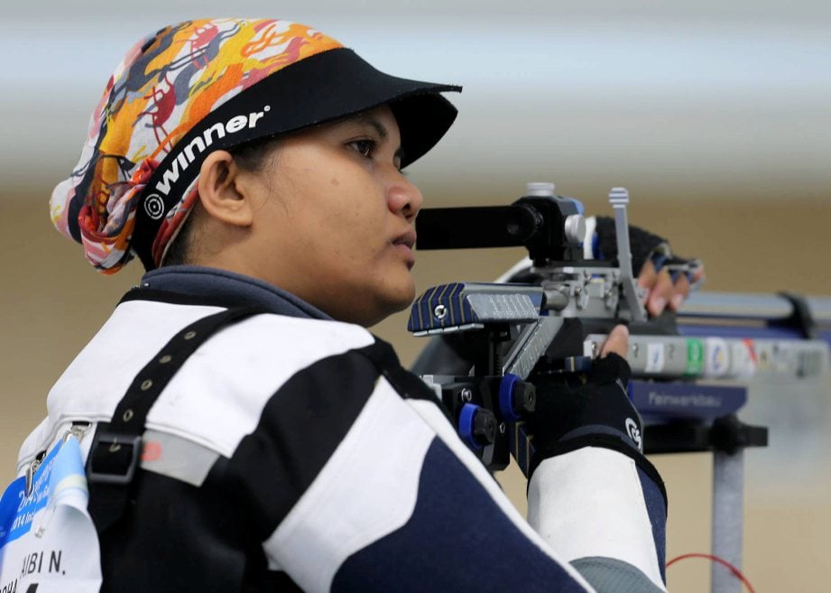 ATLET menembak, Suryani Mohd Taibi akhiri kempen dengan menamatkan saingan di tempat ke-10 dengan 571 mata dalam acara 50m rifle tiga posisi wanita. - Foto Yazit Razali