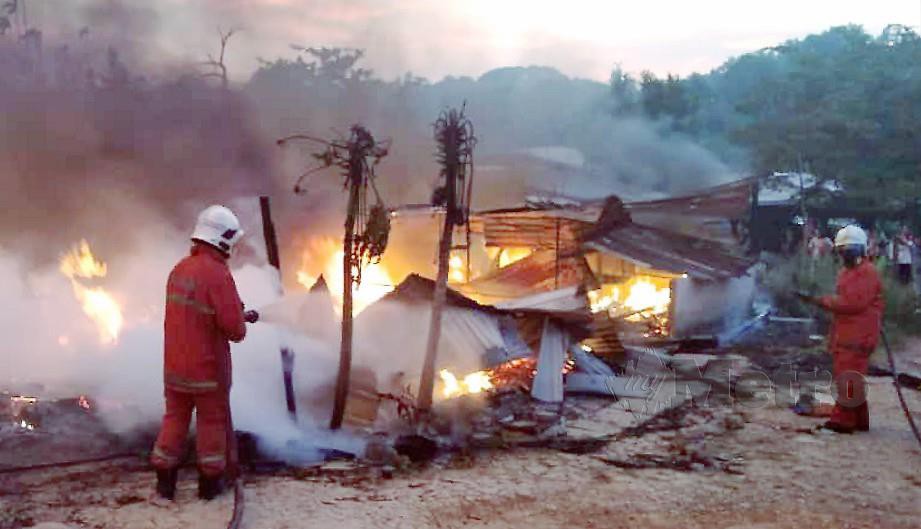 ANGGOTA bomba memadam kebakaran di Kampung Padas Tebobon, Manggatal, Kota Kinabalu ketika waktu berbuka puasa, hari ini. FOTO Ihsan Bomba.