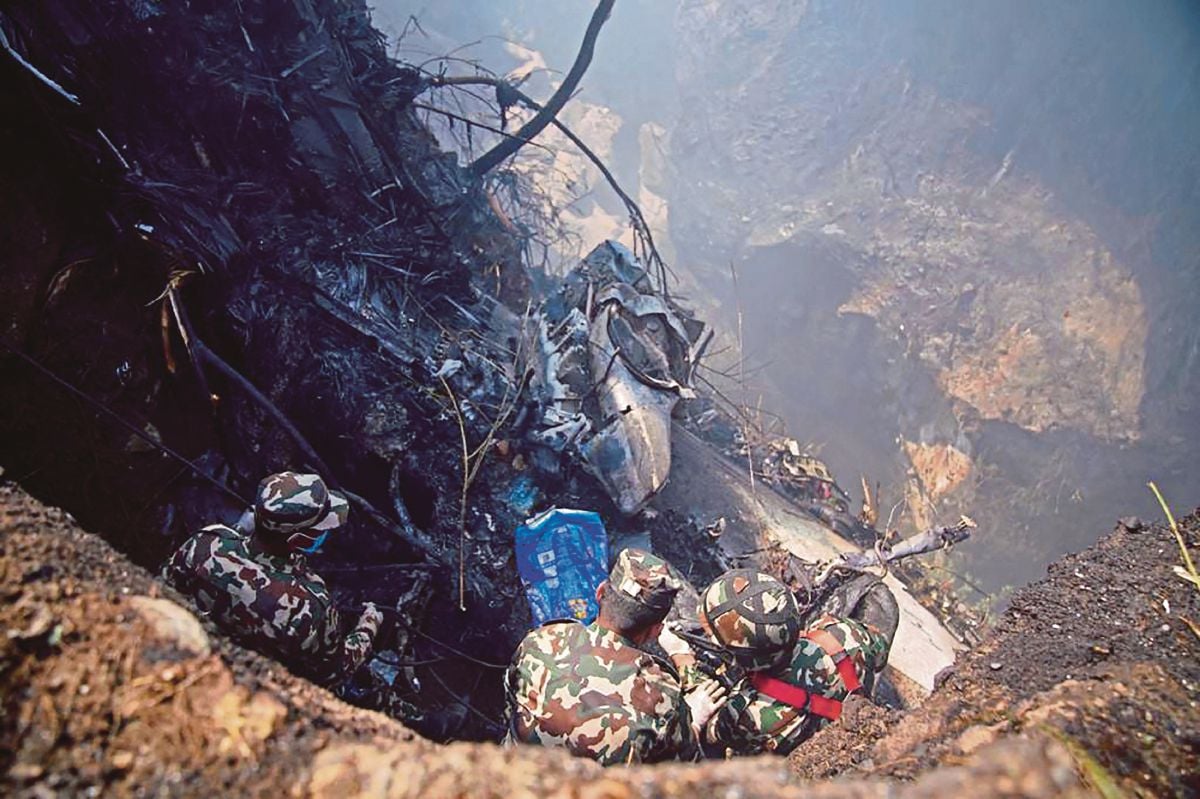 PASUKAN penyelamat di lokasi pesawat Yeti Airlines terhempas di Pokhara, Nepal. FOTO AFP