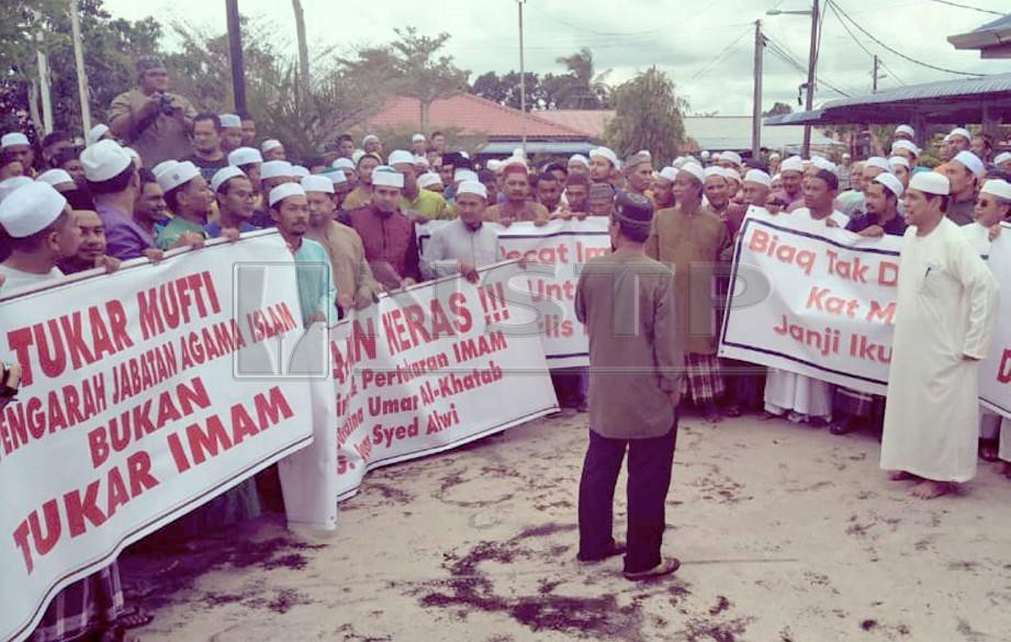 SERAMAI 150 ahli kariah Masjid Saidina Umar Al-Khattab di Kampung Guar Syed Alwi berhimpun selepas solat Jumaat mendesak Mufti Perlis dan Pengarah JAIPs meletakan jawatan berhubung pemecatan 25 imam kariah negeri Perlis. FOTO Dziyaul Afnan Abdul Rahman