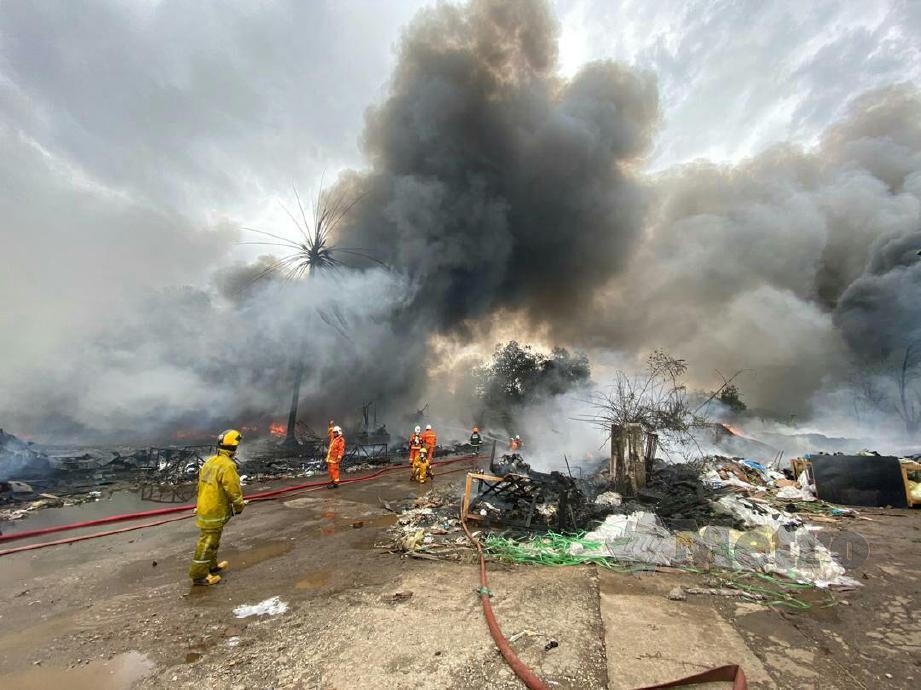 ANGGOTA bomba memadam kebakaran membabitkan kilang di Kawasan Perindustrian Ringgan, Bakar Arang. FOTO ihsan JBPM
