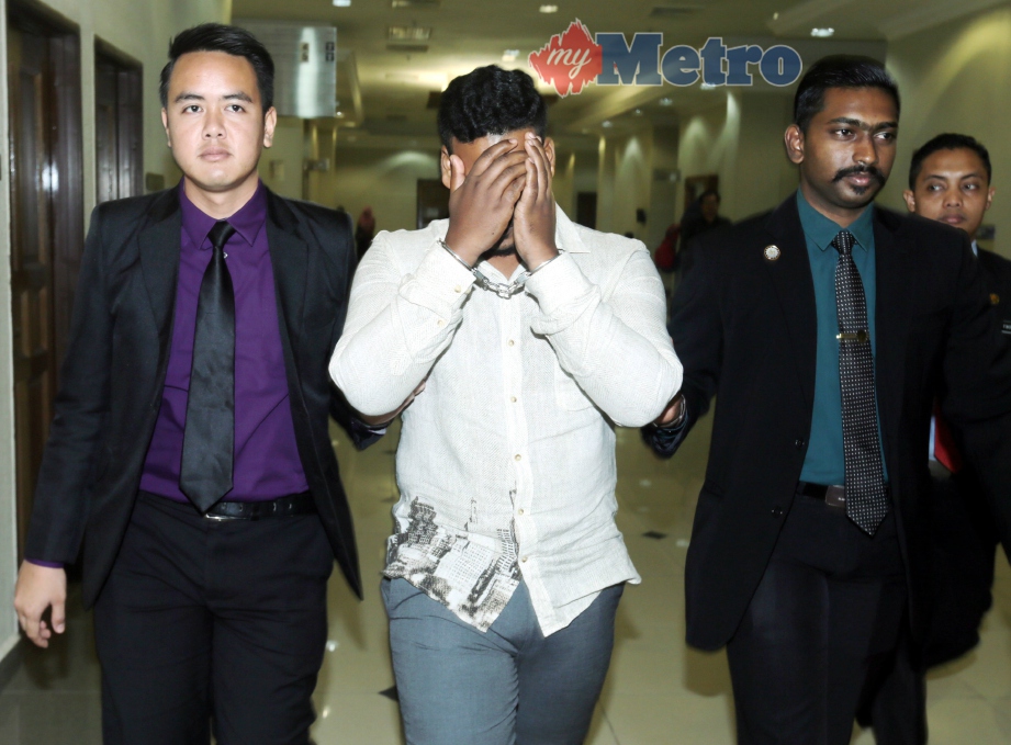 Anggota Suruhanjaya Pencegahan Rasuah Malaysia membawa keluar Ummaheswara selepas dijatuhi hukuman. FOTO/ Zulkepli Osman 