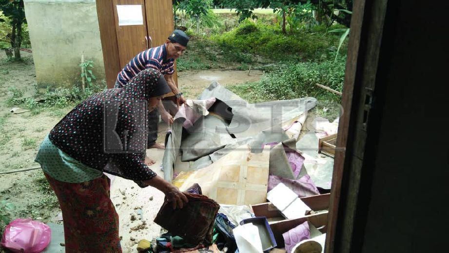 JIRAN bantu mengangkat barang di rumah Siti Esah. FOTO Safuri Kamarudin