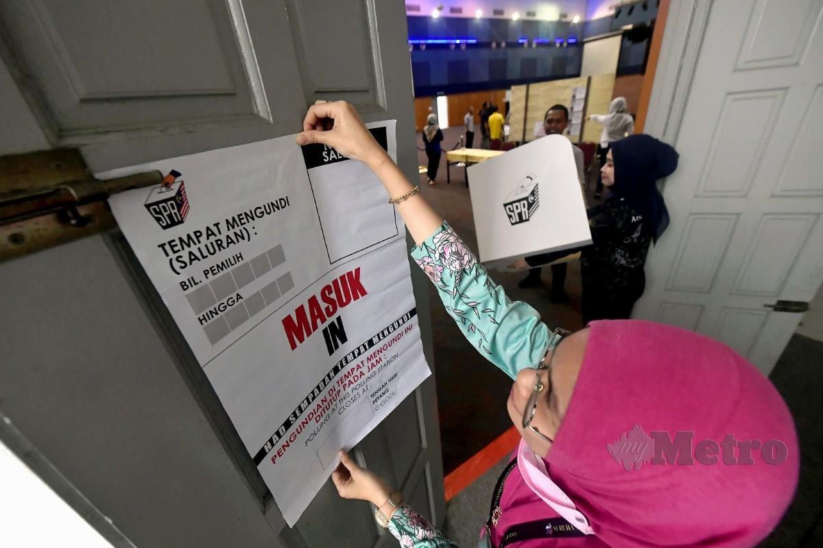 PETUGAS Suruhanjaya Pilihan Raya membuat persiapan di Pusat Mengundi Awal di Dewan Utama Ibu Pejabat Polis Kontinjen Selangor hari ini (gambar sekadar hiasan). FOTO Bernama 