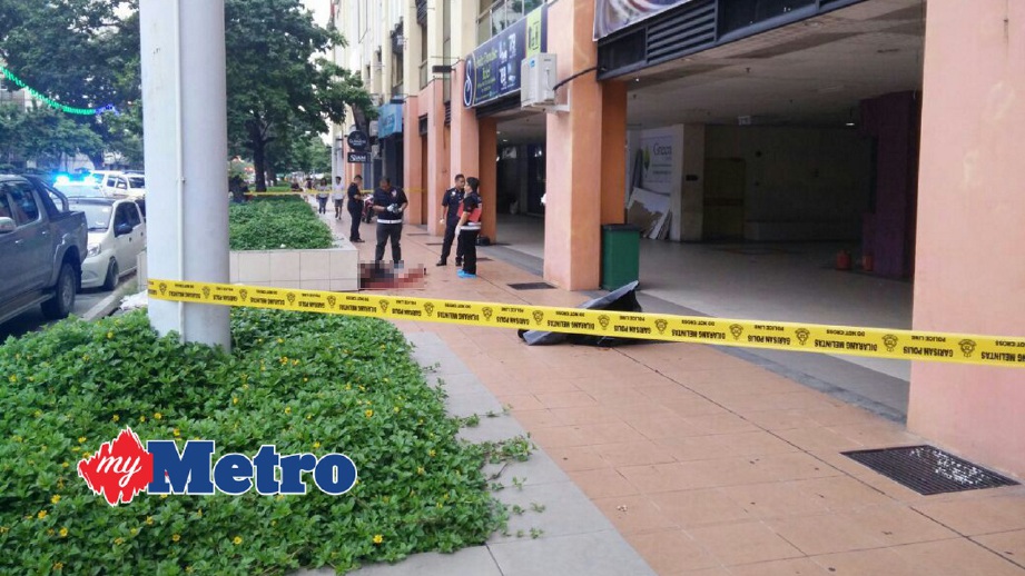 MAYAT mangsa yang ditemui terbaring berhampiran pusat hiburan. FOTO Mohd Ruzaini Zulkepli