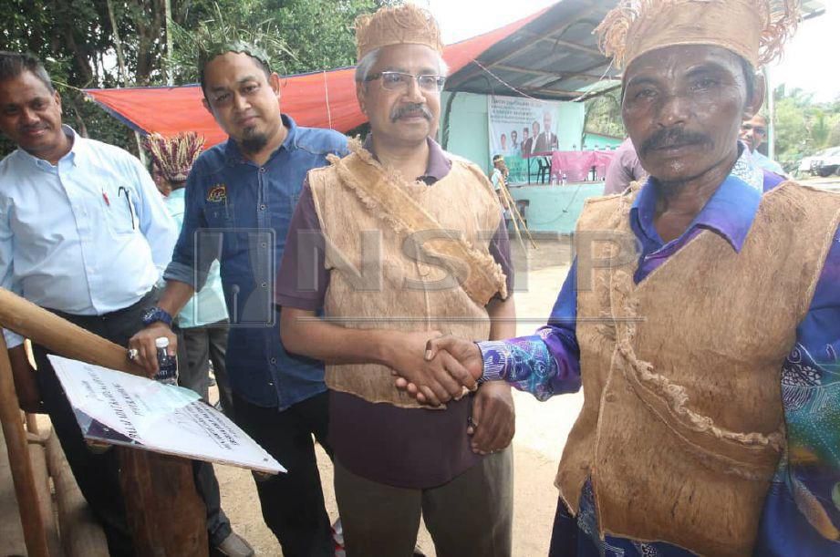 P Waytha Moorthy (dua kanan) mengucapkan tahniah kepada Batin Kampung Orang Asli Pucur, Semanggar Ahmad (kanan) selepas majlis perasmian Balai Adat Kampung Orang Asli Pucur. FOTO Adnan Ibrahim