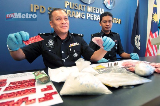  Wan Hassan (kiri) menunjukkan sebahagian dadah yang dirampas polis pada sidang media di IPD SPS di Sungai Jawi, Pulau Pinang. FOTO Mohd Kamil Rahim