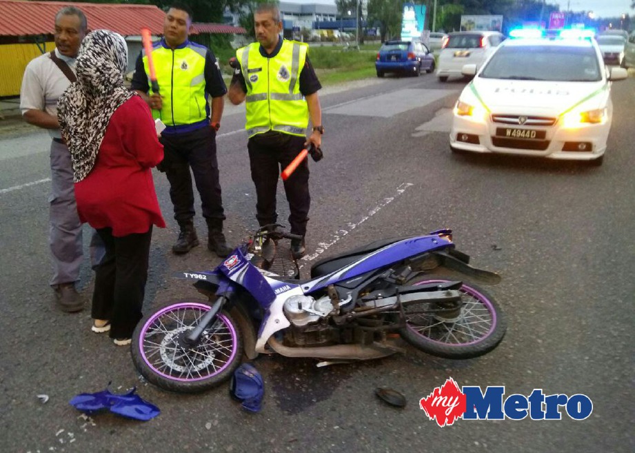 KEADAAN motosikal dinaiki dua sahabat selepas terbabit dalam kemalangan. FOTO Rosli Ilham