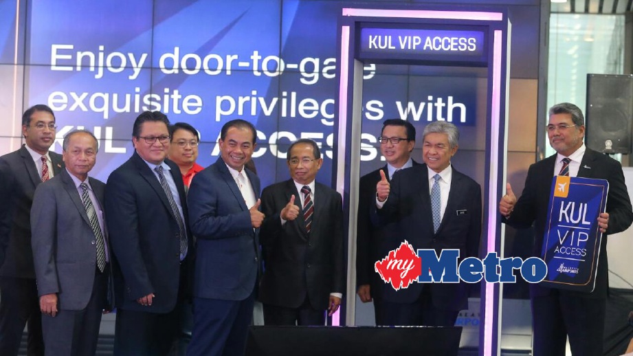 AHMAD Zahid (dua kanan) merasmikan ‘KUL VIP Access’. Turut kelihatan Menteri Pengangkutan, Datuk Seri Liow Tiong Lai (tiga kanan); Timbalannya, Datuk Ab Aziz Kaprawi (lima kanan); Timbalan Menteri Dalam Negeri, Datuk Nur Jazlan Mohamed (tiga kiri); dan Masir anak Kujat (dua kiri); Pengerusi Malaysia Airport Holdings Berhad, Tan Sri Dr Wan Abdul Aziz Wan Abdullah (empat kanan); dan Badlisham (kanan). FOTO Mohd Fadli Hamzah