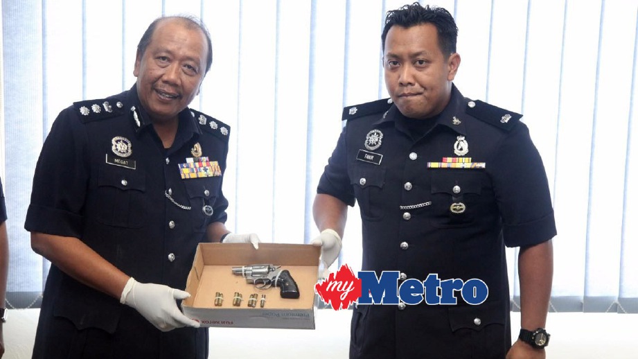 MEGAT (kiri) menunjukkan senjata barangan yang dirampas. FOTO ihsan Polis