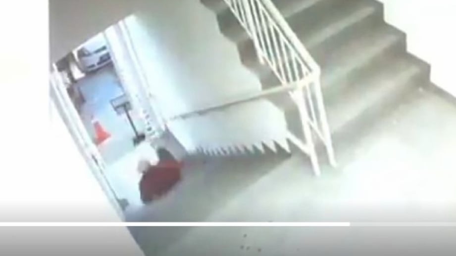 PETIKAN rakaman CCTV yang tular menunjukkan penyamun terjatuh dari tangga ketika melarikan diri.