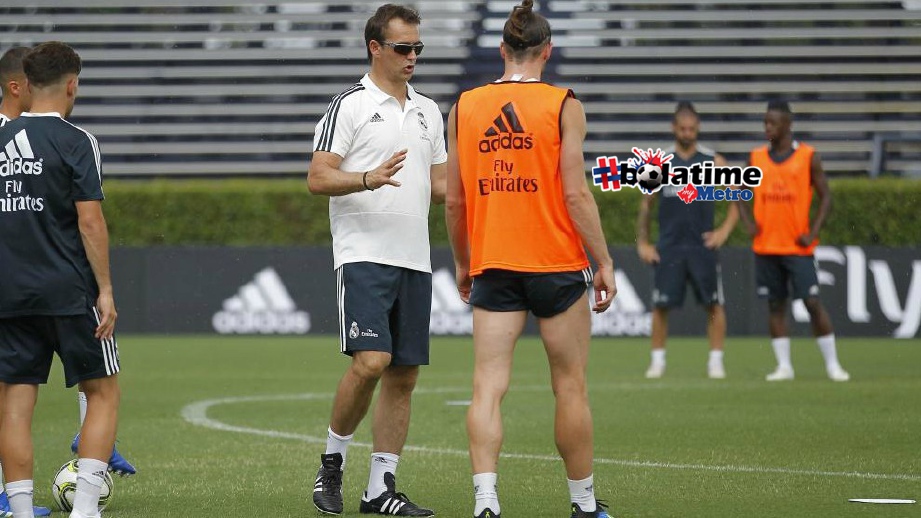 LOPETEGUI (dua dari kiri) bercakap sesuatu dengan Bale. FOTO/AGENSI 