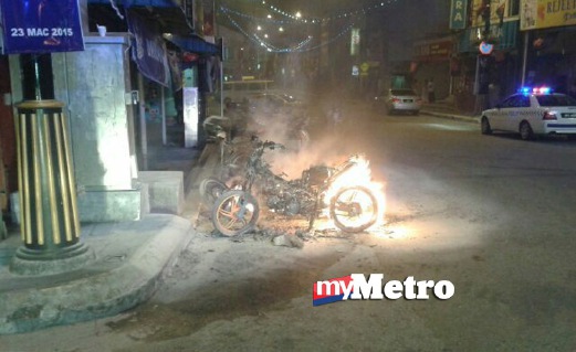 TIGA motosikal terbakar di tempat letak motosikal Kompleks Galeri Seni. FOTO ihsan Bomba