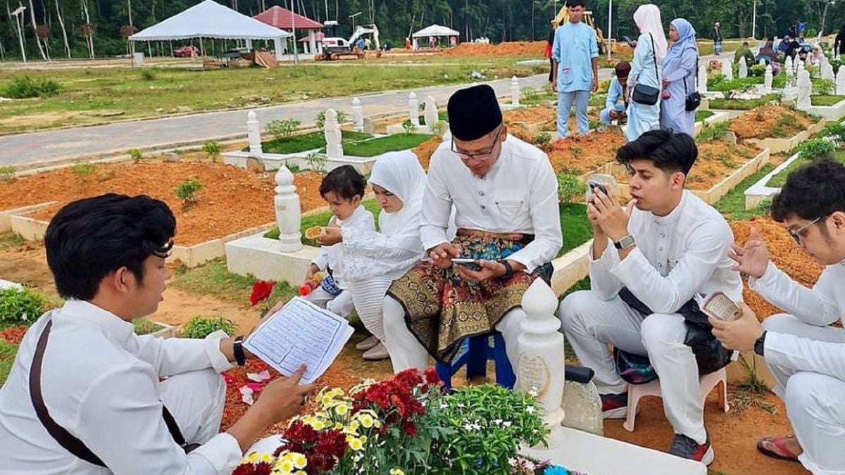 ISMANIRA Abdul Manaf berkongsi gambar melawat kubur anak, Zayn Rayyan pada Aidilfitri lalu. Foto Instagram izzmanaf