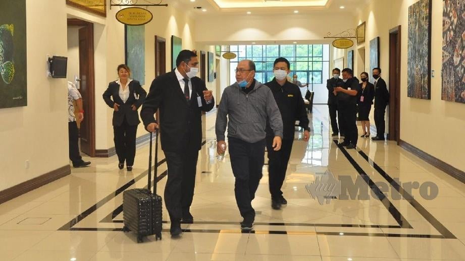 MICHAEL (tengah, baju kelabu) mengaku tidak bersalah atas tiga pertuduhan pecah amanah bernilai RM19.9 juta. FOTO Yun Mikail.