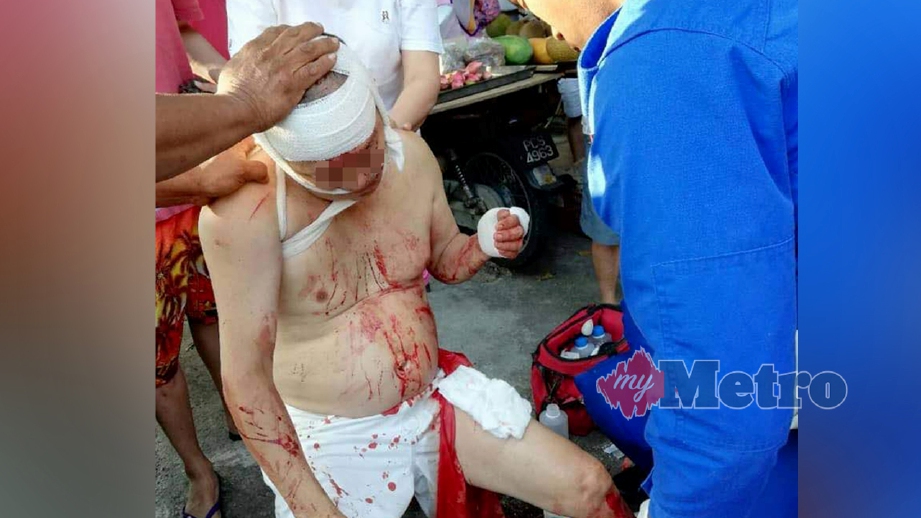 LELAKI menerima rawatan awal selepas ditikam rakan di Pasar Awam Taman Selamat. FOTO ihsan Polis 