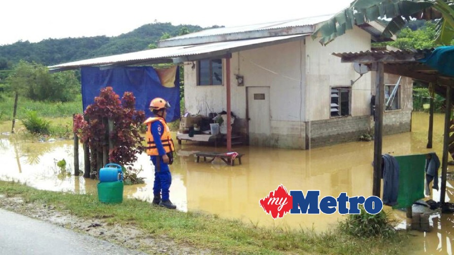 ANGGOTA APM melakukan pemantauan banjir di Kampung Penampang Baru Kimanis, Papar. FOTO ihsan APM