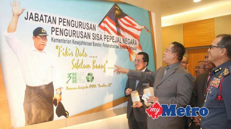 NOH Omar (dua kiri) melihat poster Jabatan Pengurusan Sisa Pepejal Negara pada Majlis Perhimpunan Bulanan KPKT di Putrajaya.Turut kelihatan Mohammad Mentek (kiri) dan Wan Mohd (kanan). FOTO Nursyahirah Marzuki