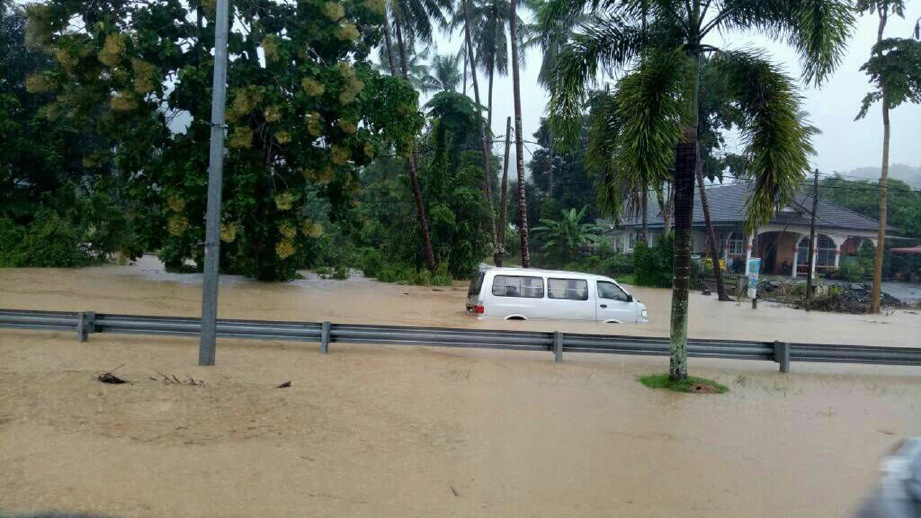 BANJIR kilat di Jalan Kuah-Padang Matsirat (Kampung Bayas) akibat hujan lebat. FOTO Facebook Laporan Kemalangan Langkawi