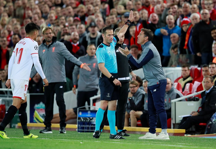 BERIZZO (kanan) diperintah ke bangku penonton selepas membuang bola daripada Gomez. -FOTO/REUTERS  