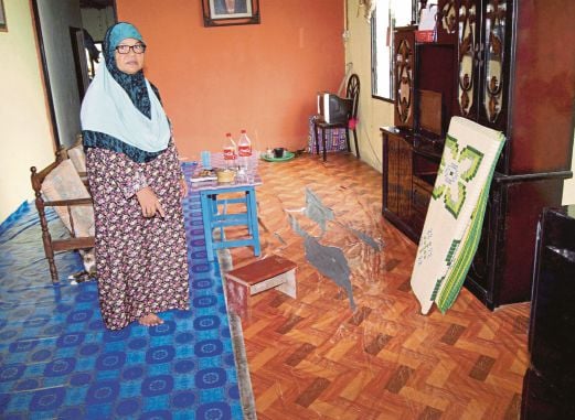 Zaharah  menunjukkan lokasi anaknya, Siti Khatijah terbaring kaku selepas dibunuh.
