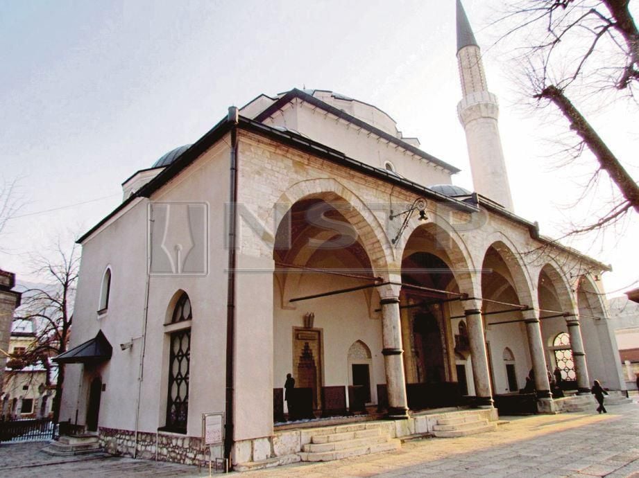 MASJID Gazi Husrev-bey dibina pada abad ke-l6 terletak di tengah bandar Sarajevo.
