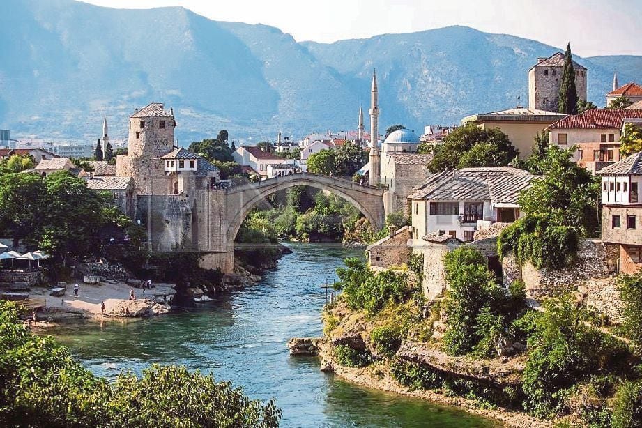 PEMANDANGAN di sekitar kawasan yang menempatkan jambatan Stari Most di Mostar yang menjadi satu daripada tarikan pelancongan di Bosnia.