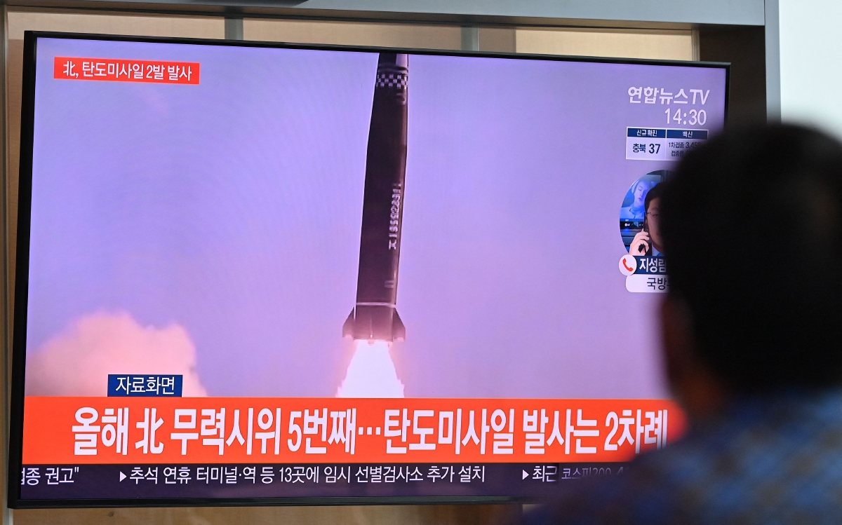 LAPORAN berita di Korea Selatan menunjukkan ujian peluru berpandu yang dilaksanakan Korea Utara. FOTO AFP 