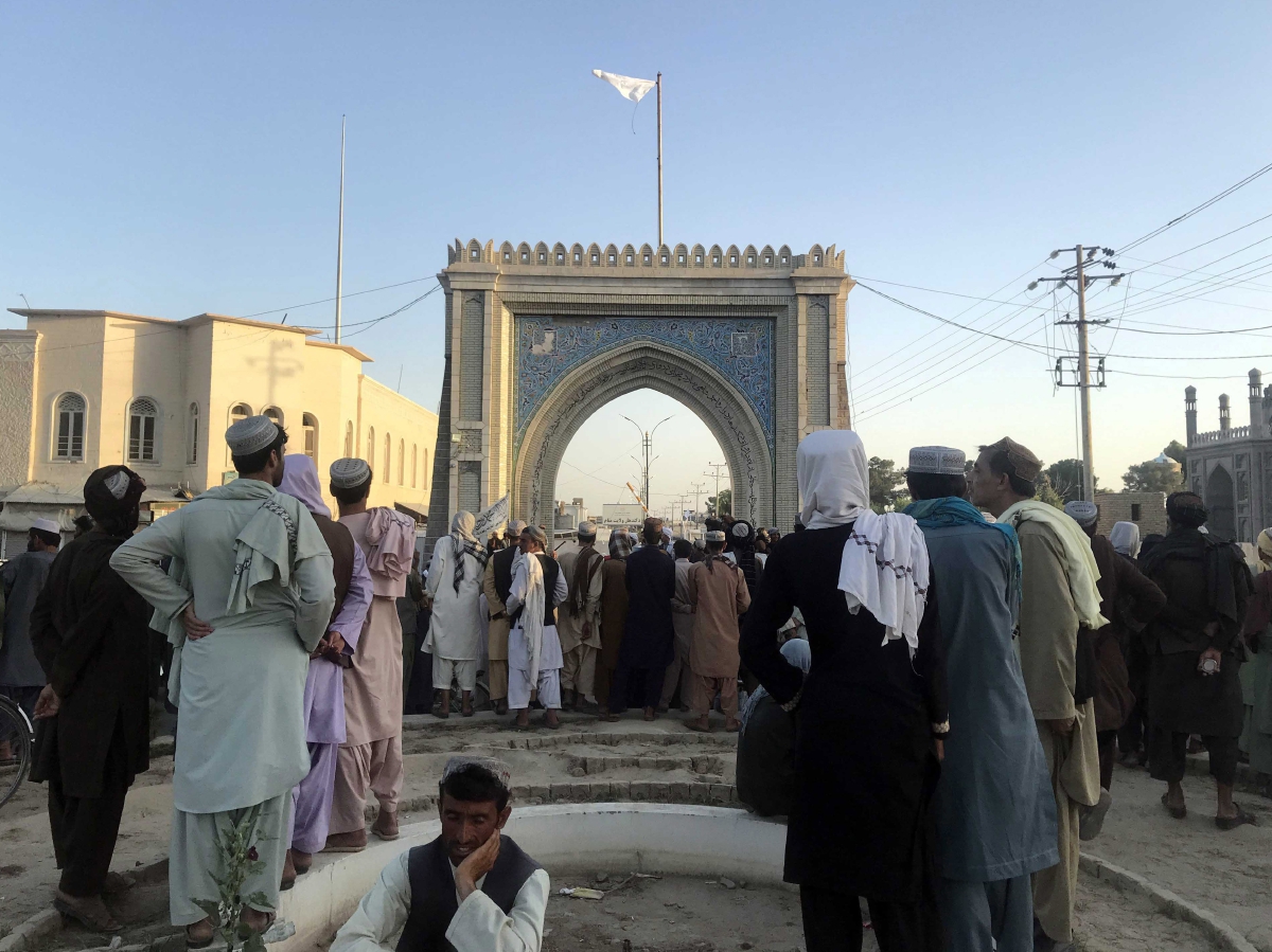 PEMBERONTAK Taliban menaikkan bendera sehari selepas menguasai Kandahar. FOTO EPA 
