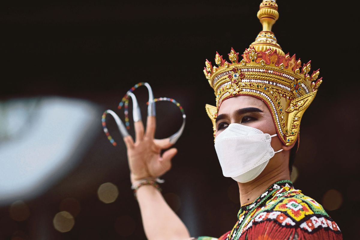 PENARI memakai pelitup muka ketika melakukan persembahan di satu acara di Bangkok, pada 13 Oktober lalu. FOTO AFP 
