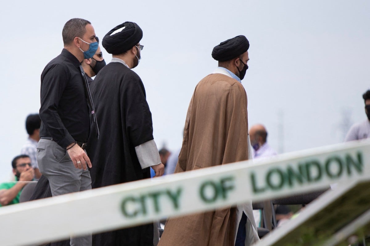 FOTO fail menunjukkan orang ramai hadir di Pusat Islam Barat Daya Ontario pada 12 Jun bagi memberikan penghormatan terakhir kepada jenazah mangsa. FOTO AFP 