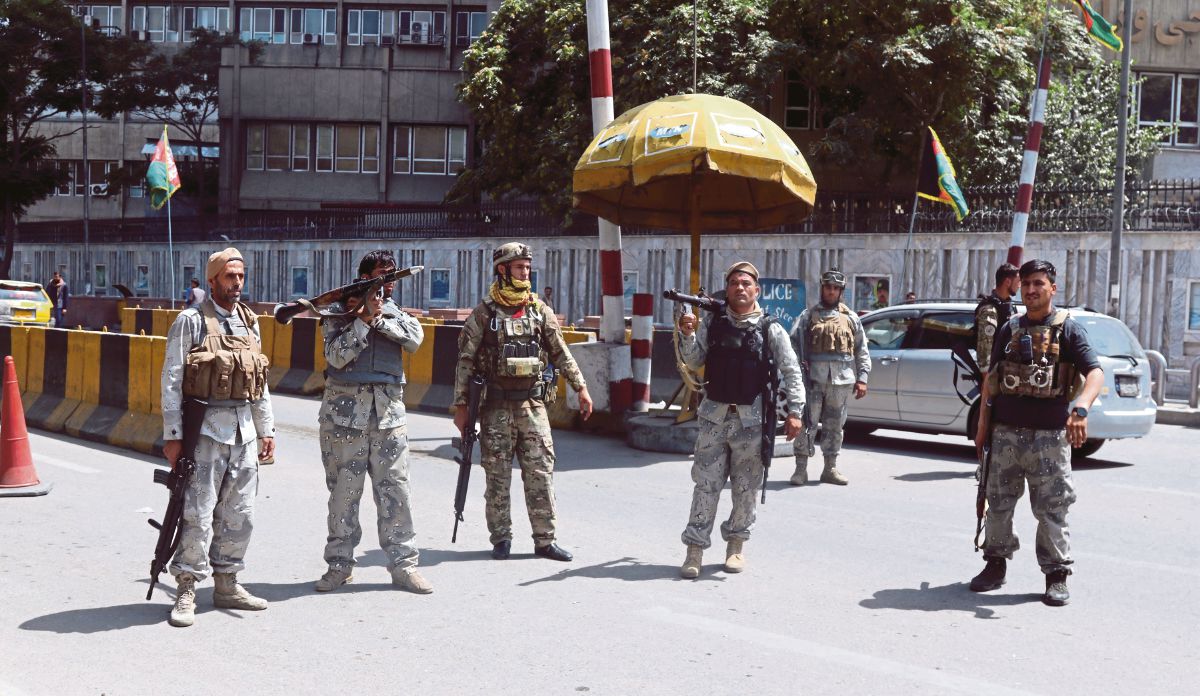 TENTERA kerajaan berkawal di satu lokasi di Kabul. FOTO EPA