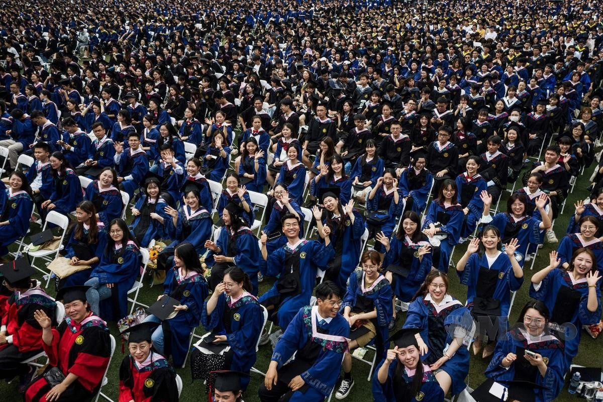 MAJLIS graduasi besar-besaran di Wuhan. FOTO AFP 