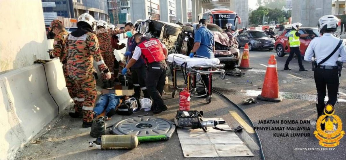 ANGGOTA bomba mengeluarkan mangsa yang tersepit dalam kenderaan selepas kemalangan di MRR2, hari ini. FOTO Ihsan JBPM Kuala Lumpur.