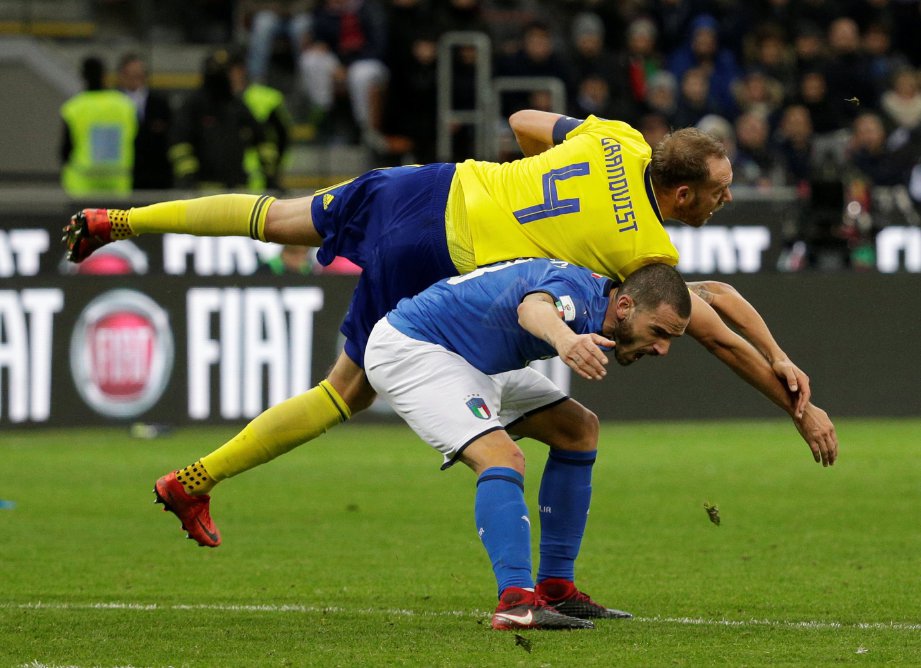 PEMAIN Itali, Leonardo Bonucci (bawah) mengekang pemain Sweden.   FOTO/AFP 