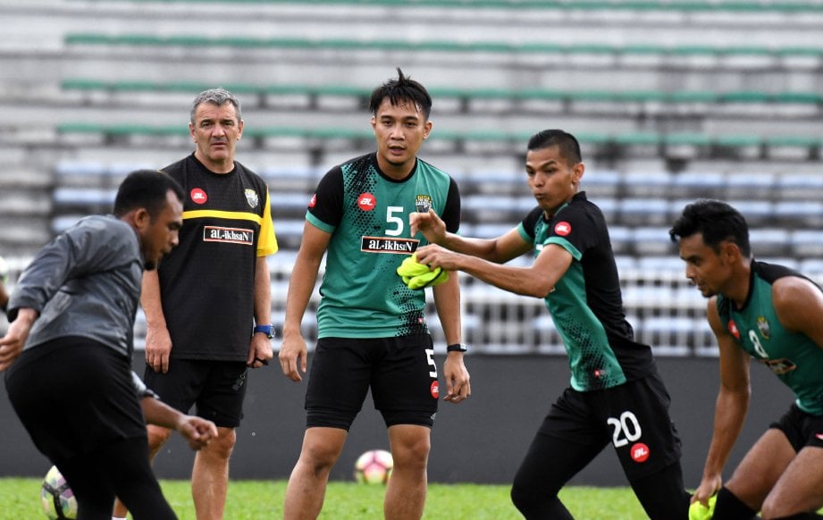 DURAKOVIC (dua dari kiri) ketika memerhatikan pemainnya berlatih di Stadium Perak. FOTO/BERNAMA 