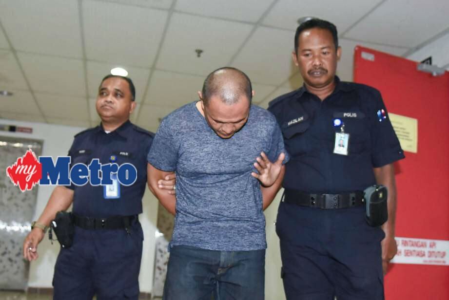 Muhammad Adam dijatuhi hukuman penjara 15 tahun dan 10 sebatan oleh Mahkamah Sesyen Kuala Terengganu kerana merompak menggunakan sepucuk pistol pada Disember tahun lalu. FOTO Syafiq Ambak