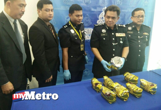 AWANG (dua kanan) menunjukkan antara bungkusan dadah yang berjaya dirampas dalam sidang media di IPK Sabah, pagi tadi. FOTO Mohd Ruzaini Zulkepli