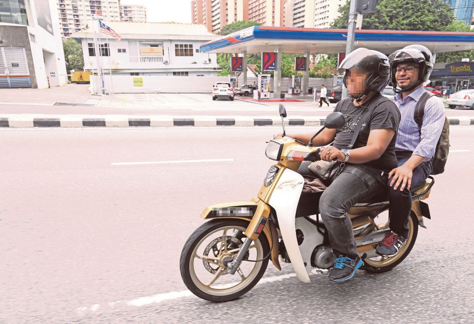 NABIL Feisal  menaiki motosikal yang menggunakan perkhidmatan Dego Ride yang menjadi viral di media sosial, baru-baru ini. 