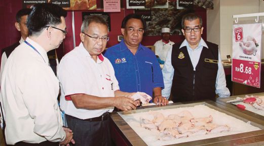 RAHIM  (dua dari kiri) membuat pemeriksaan skim kawalan harga musim perayaan Tahun Baru Cina 2015 Peringkat Wilayah Persekutuan Kuala Lumpur di Tesco Kepong, semalam. 