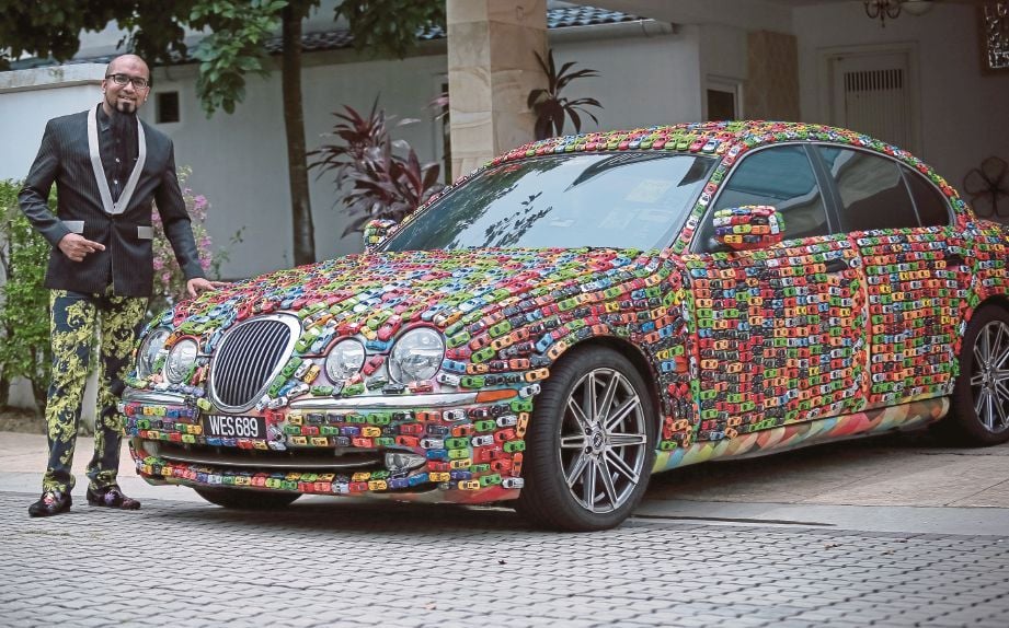 TAMPAL ribuan kereta Hot Wheels pada Jaguar S-Type.