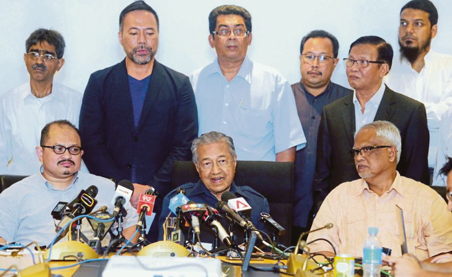 DR Mahathir bersama barisan pemimpin pembangkang pada sidang media, semalam.