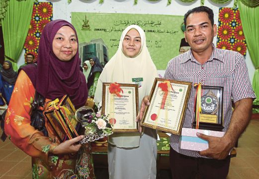  AINA  bersama bapa dan ibunya pada Majlis Pengumuman Keputusan Peperiksaan SMA dan SMATQ Negeri Selangor 2015 di SAM Bestari, Subang Jaya.