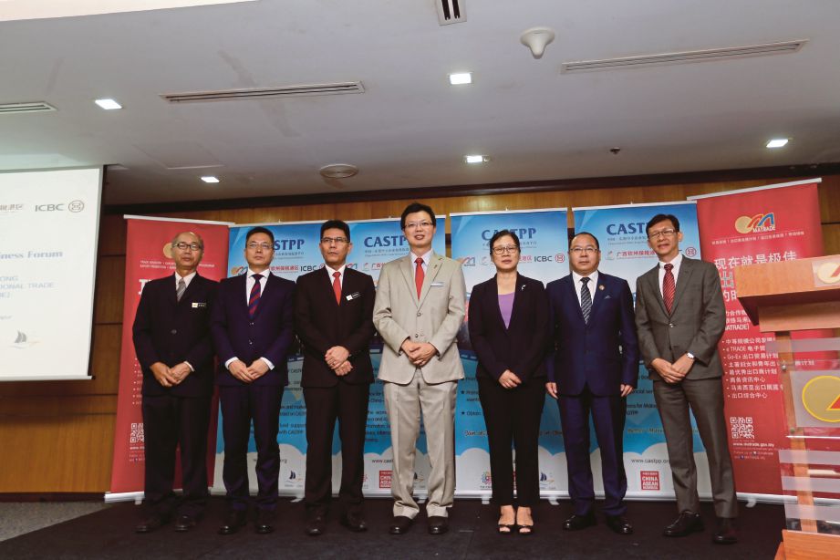 CHUA  (tengah) bersama Dr Mohd Shahreen  (tiga dari kiri) dan Gao  (tiga dari kanan) selepas merasmikan Forum Perniagaan Platform Promosi Perdagangan Perusahaan Kecil dan Sederhana (PKS) China-ASEAN (CASTPP) Malaysia di Kuala Lumpur, semalam. 