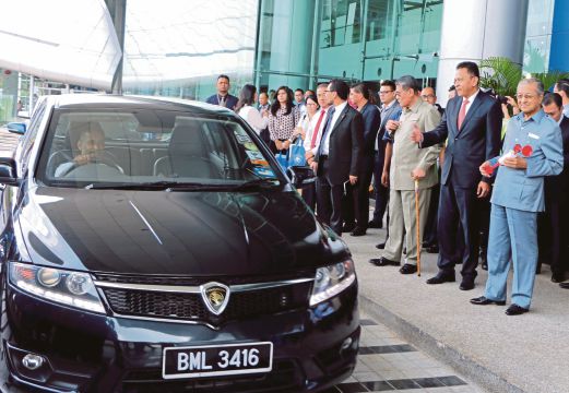 DR Mahathir  (kanan) bersama  Abdul Harith (dua dari kanan) melihat sebuah kereta Proton Preve yang bakal diedarkan.