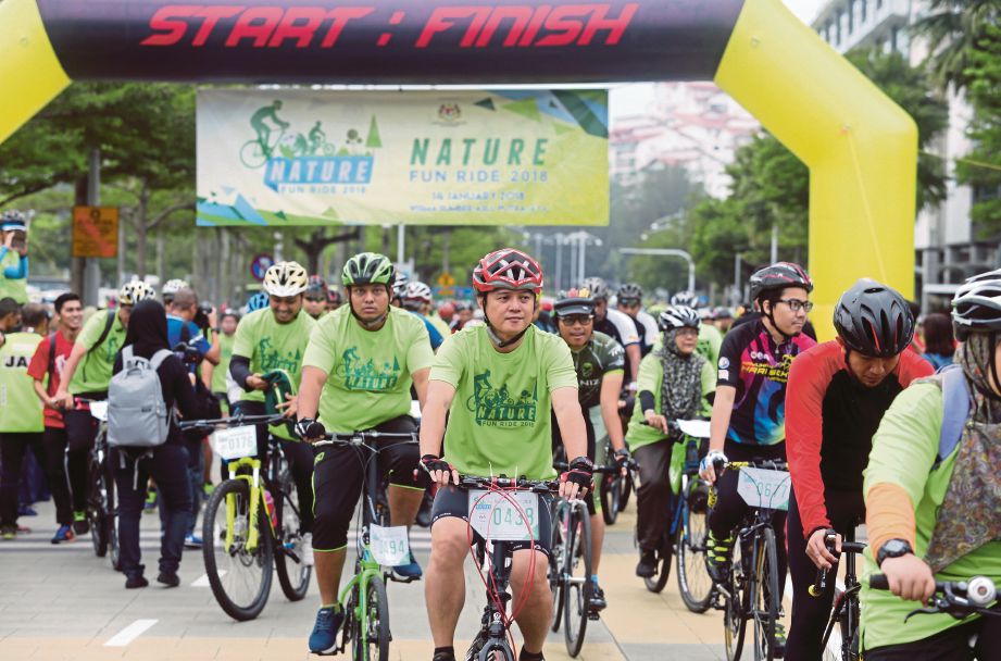  PESERTA Nature Fun Ride 2018  memulakan kayuhan selepas dilepaskan Dr Hamim  di Putrajaya, semalam.
