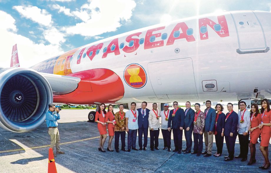  TONY  (tujuh dari kiri) bersama barisan Ketua Pegawai Eksekutif AirAsia Malaysia, Indonesia, Thailand dan Filipina serta kakitangan AirAsia pada majlis pelancaran corak badan pesawat I Love ASEAN di Pangkalan Tentera Udara Filipina di Manila, semalam.