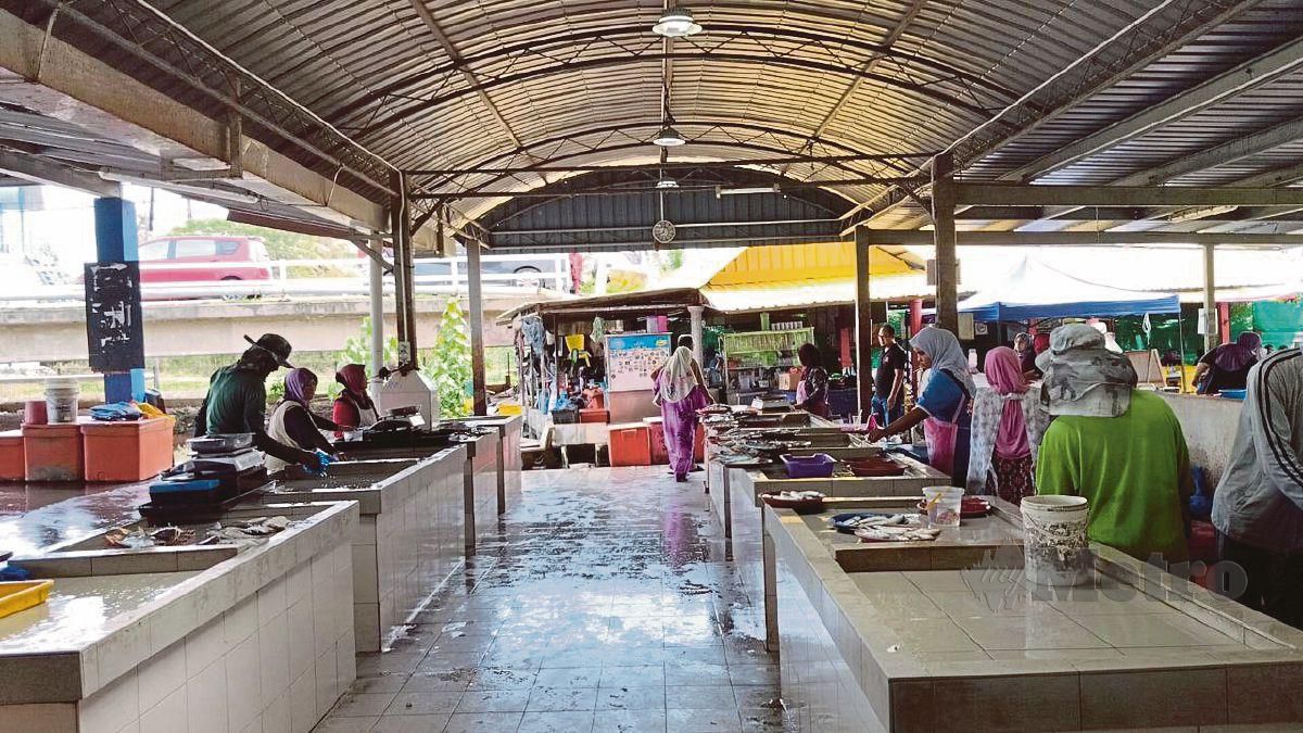 TANGKAPAN ikan berkurangan menyebabkan harganya meningkat sehingga RM10 hingga RM12 sekilo di pelantar ikan Kampung Seberang Kota, Kuala Kedah. FOTO ZULIATY ZULKIFFLI